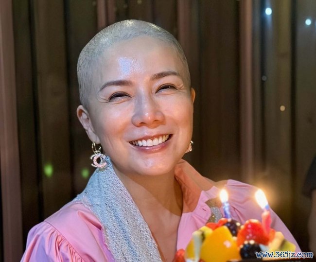 港姐吴文忻记忆念会举办，丈夫和儿子表情哀伤，好友澄莹从未仳离 生前愿望唯愿儿子祯祥