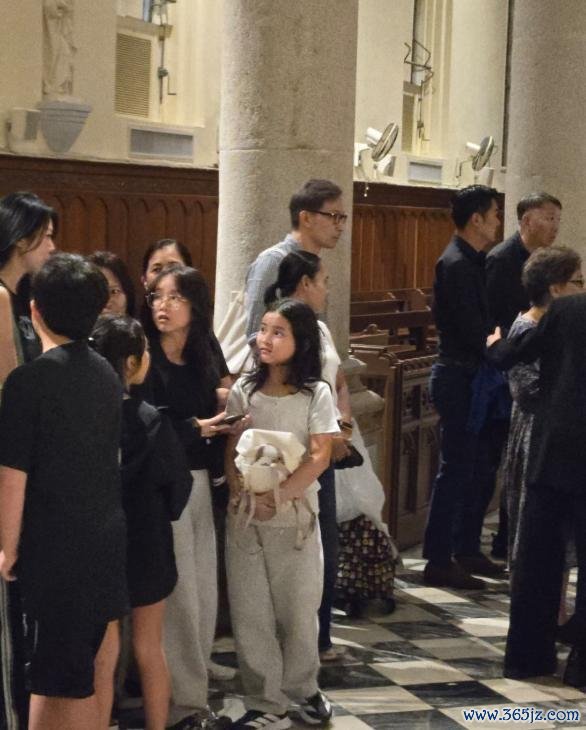 港姐吴文忻记忆念会举办，丈夫和儿子表情哀伤，好友澄莹从未仳离 生前愿望唯愿儿子祯祥